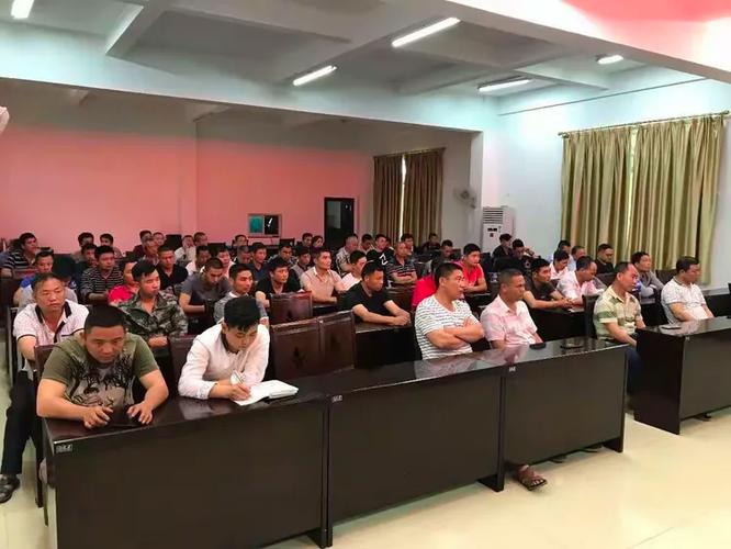白莲镇召开重点场矿企业驾驶员安全教育培训会